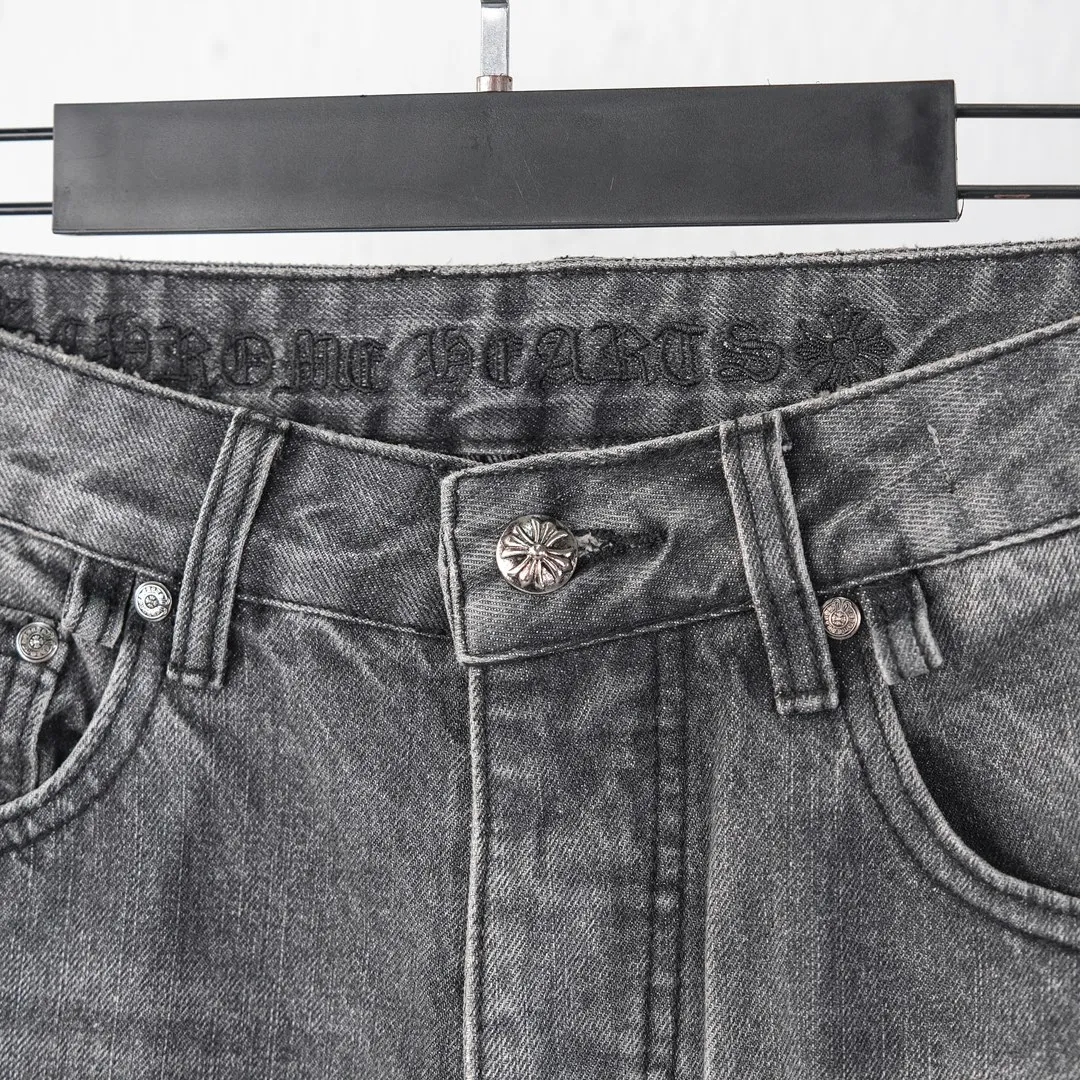 P310 (top version) Chrome hearts new city-limited flame gray jeans Chrome hearts city-limited jeans Hardware customization Original development vintage levis American-made 501 black and gray base version Levi's American-made 501 base version Imported sheepskin 925 silver remake [Top heavy industry fashion design] Consistently high-street luxury style. Speaking of this style, the Zangyin family and GU family are definitely the leading representative brands. Especially the Zangyin family has really achieved a state-of-the-art effect in creating high-street style. The unique washed material is used to create this style. The color system is already quite eye-catching. After it is decorated with patchwork cross flowers, it cleverly highlights the charm of the brand. Secondly, this style uses classic The high-waist cutting design highlights the long legs and fashionable temperament of the upper body. The brand is highly recognizable and the slim fit configuration is more suitable for daily wear. It is a product that interprets personality, fashion, and specifications at a glance. This single product is enough to make any fan excited. It can be a white T-shirt for a youthful college style, or a tight suspender for a royal style. It has strong matching ability and can be easily controlled by men.  [Materials and craftsmanship] Needless to say, this point goes without saying. As an excellent craftsman brand, Zangyin’s requirements for details and craftsmanship are really perfect. The washed color of this model has gone through so many processes, not to mention the embellishment of denim appliques. It is also purely hand-made and sewn. Just like what they believe in, only hand-made things have soul and have the meaning of wear. A top-notch heavy-duty fashionable denim item, I look forward to your perfect interpretation! !  Color: washed gray Size: S M L XL